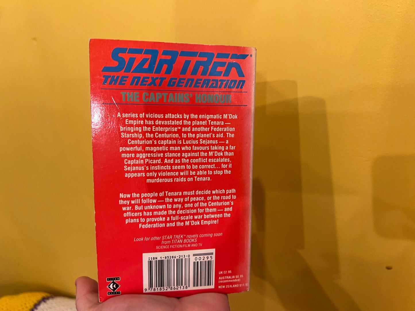 Vintage Star Trek The Next Generation book Slight reader- The Captains Honour